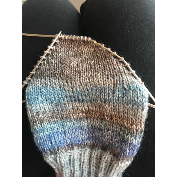 Oppskrift på sokker med kortradhel strikkes i Drops Fabel